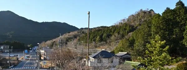 写真10 国道の横断歩道橋から大黒岩・東屋・恵比寿岩 写真10 国道の横断歩道橋から大黒岩・東屋・恵比寿岩