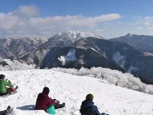 写真6 綿向山山頂にて、遠方は雨乞岳・鎌ヶ岳 写真6 綿向山山頂にて