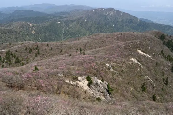 写真9 国見岳山頂から見る県境尾根 写真9 国見岳山頂から見る県境尾根