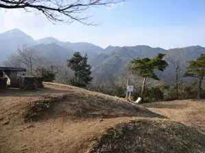 写真9 菰野富士・山頂にて、御在所岳、国見岳、ハライド方面 写真9 菰野富士・山頂にて、御在所岳、国見岳、ハライド方面