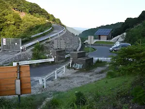 写真1 石榑峠、峠から滋賀県方向を見る。中央がコンクリート障害物。 写真1 石榑峠