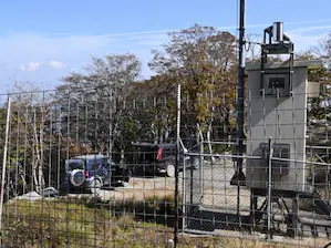 写真6 フェンス、藤原岳雨量観測所、乗用車2台 写真6 フェンス、藤原岳雨量観測所、乗用車2台
