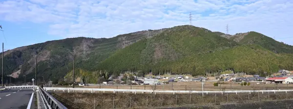 写真1 西山方面、西山の山頂は見えない。鉄塔は左から135、136、137、138、右端に隠れるように139、最も高い位置に見えるのは137 写真1 西山方面