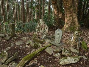 写真4 国束山山頂(左端が夜奈塚の石碑) 写真4 国束山山頂(左端が夜奈塚の石碑)