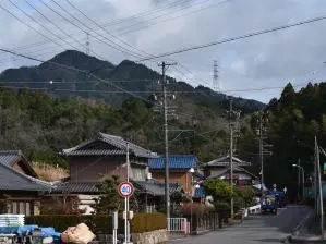 写真5 加太郵便局付近から仏ヶ平と大和街道 写真5 加太郵便局付近から仏ヶ平と大和街道