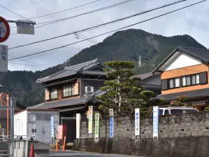 写真6 加太郵便局付近から経塚山 写真6 加太郵便局付近から経塚山