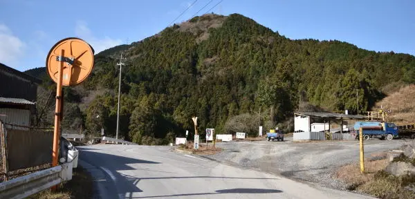 写真12 原石山入口と小平山 写真12 原石山入口と小平山